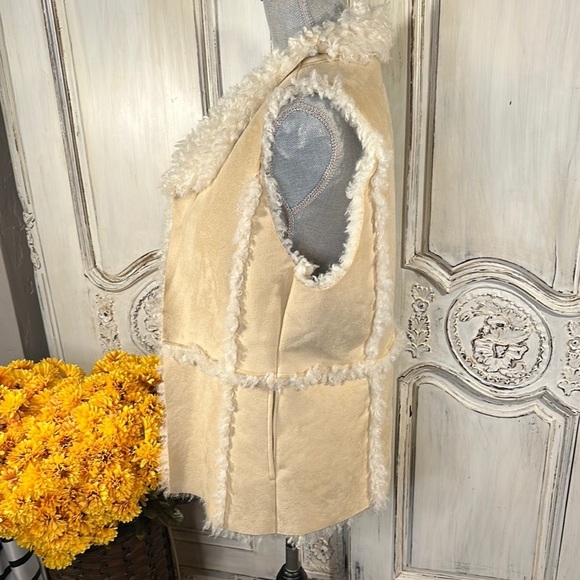 Hollister Cream Faux Fur Vest - Picture 6 of 11